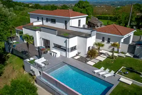 Architect-designed Villa with Breathtaking Mountain Views