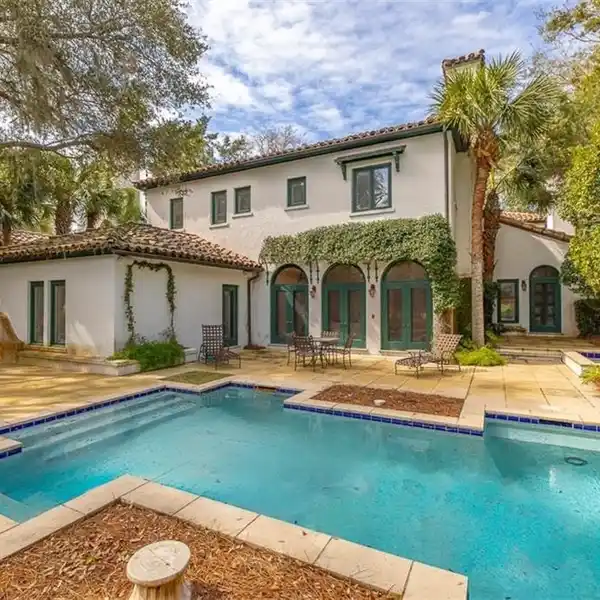 SPACIOUS FIVE BEDROOM COTTAGE IN OCEAN FOREST