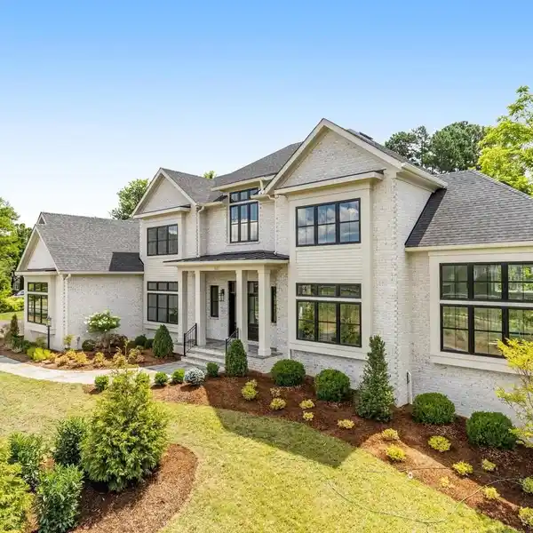 LUXURY LIVING IN A NEW COMMUNITY