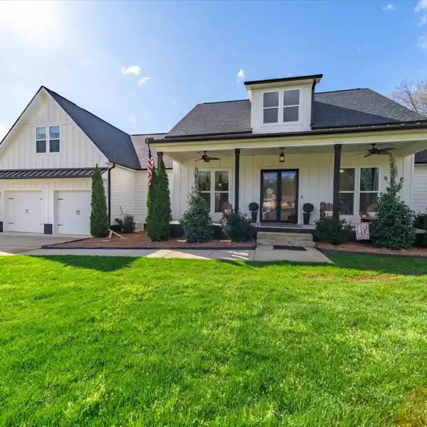 THOUGHTFULLY DESIGNED MODERN FARMHOUSE