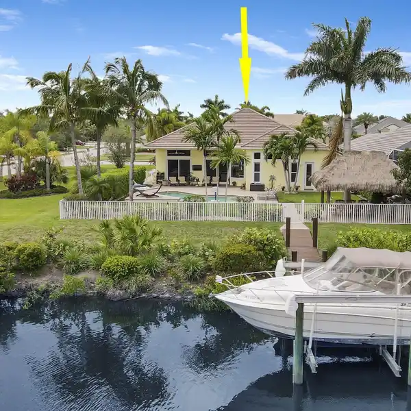 IMPRESSIVE WATERFRONT POOL HOME