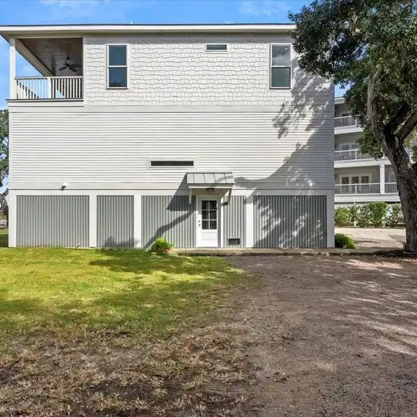 INCREDIBLE NEW CONSTRUCTION HOME IN CAPTAIN QUARTERS