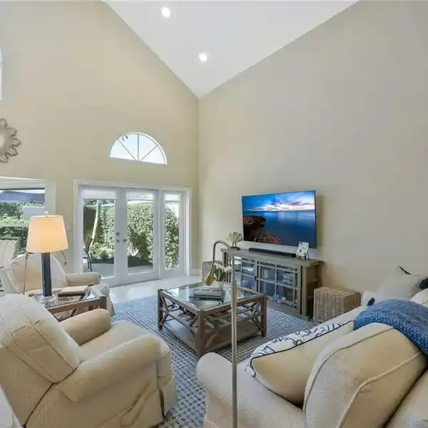 BRIGHT AND CHEERY HOME IN VILLA LANTANA