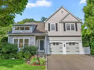 Beautifully Maintained Colonial on a Quiet Cul-De-Sac