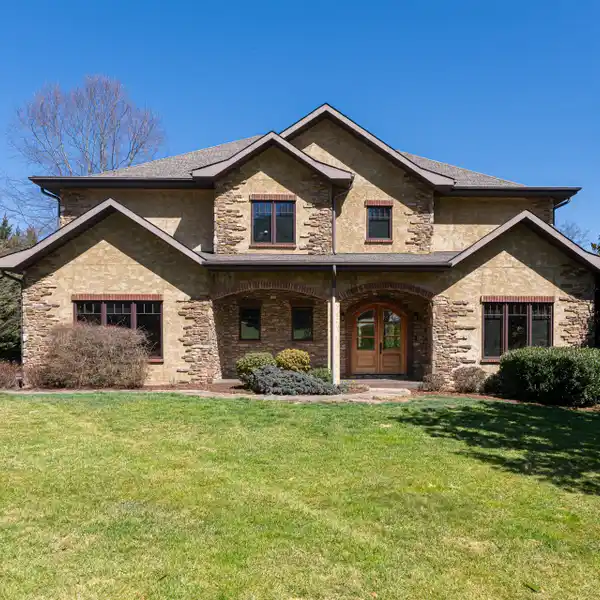 CUSTOM HOME FULL OF SPECTACULAR FINISHES