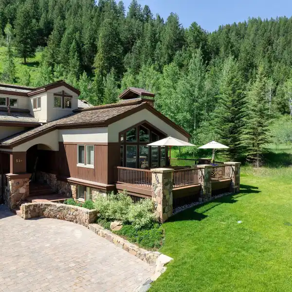 DELIGHTFUL MOUNTAIN RESIDENCE IN EXCLUSIVE ARROWHEAD
