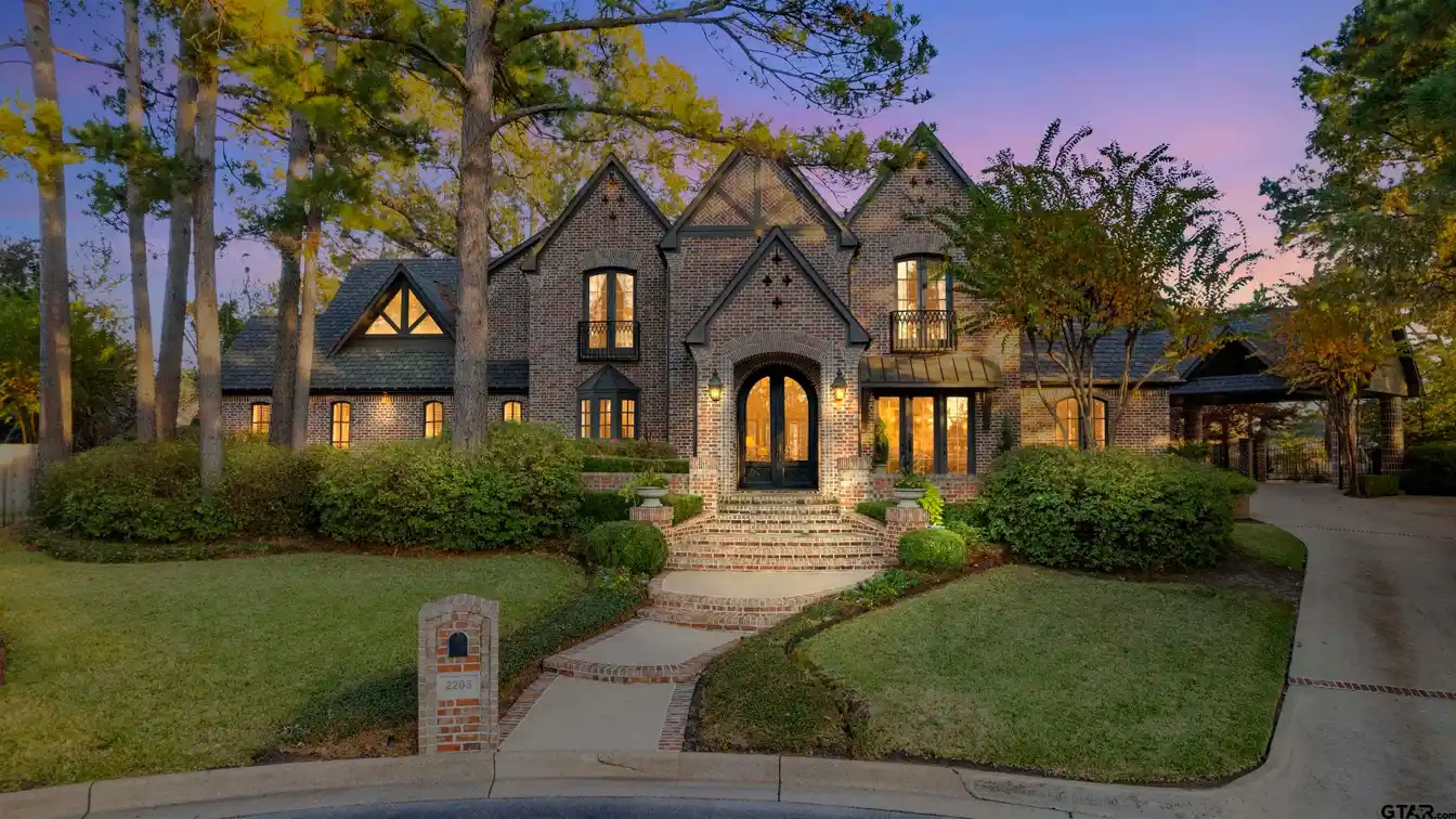 Stunning Estate in Prestigious Hollytree West
