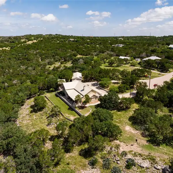 EXPANSIVE AND PEACEFUL RESIDENCE WITH PANORAMIC VIEWS