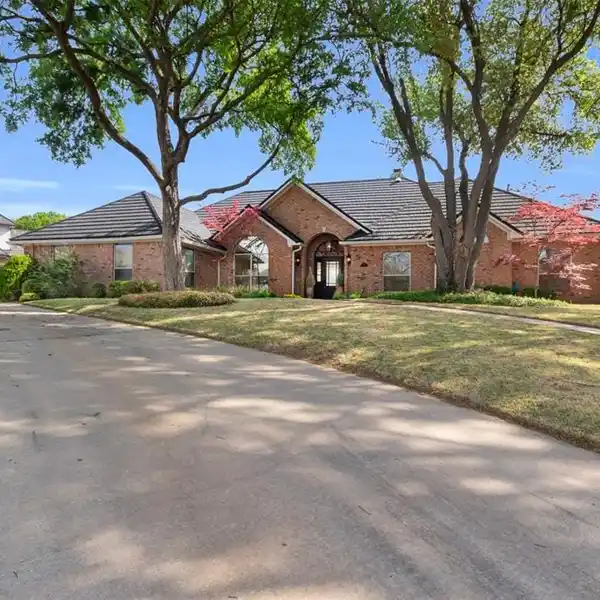 SINGLE-STORY RESIDENCE IN STONEBRIAR VILLAGE