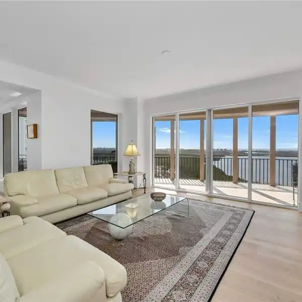 BRIGHT AND SUNNY HIGH-FLOOR THREE BEDROOM RESIDENCE