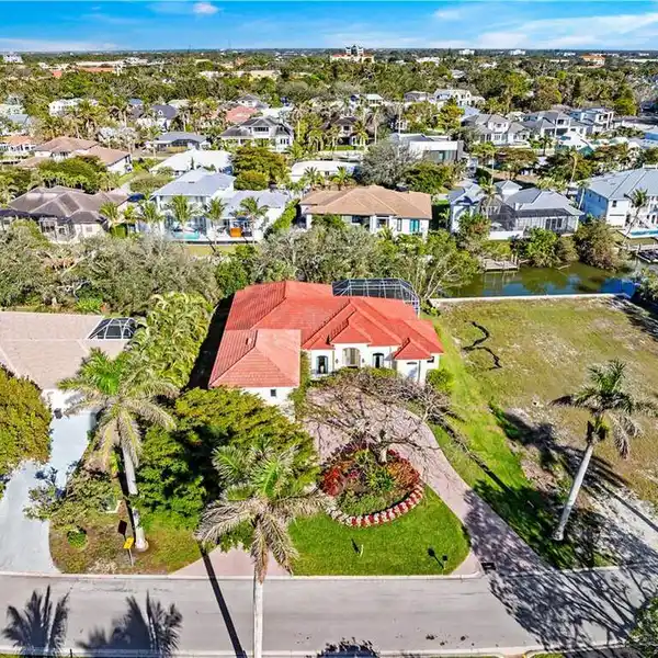 THE PERFECT BLEND OF COASTAL LIVING AND MODERN COMFORT