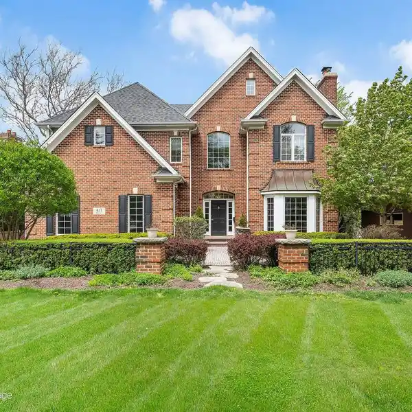 LUXURY LIFESTYLE IN AN AMAZING IN-TOWN LOCATION