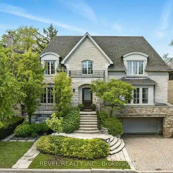 ARCHITECTURALLY DESIGNED RESIDENCE ON A PREMIUM LOT
