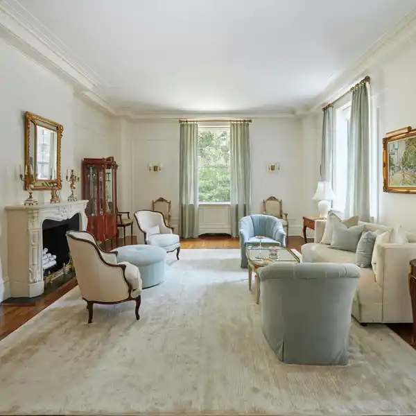 ELEGANT LIVING IN AN ICONIC BUILDING