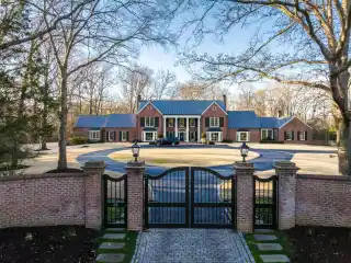 Elegance and Comfort on 3.5 Acres