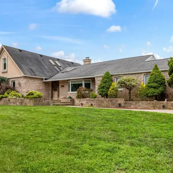 SPRAWLING RANCH HOME IN COVETED GREAT RIVER
