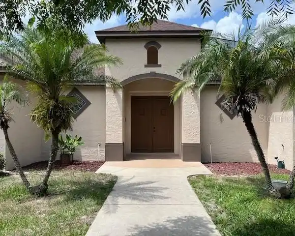 SPACIOUS POOLSIDE LIVING IN LAKE BUTLER SHORES