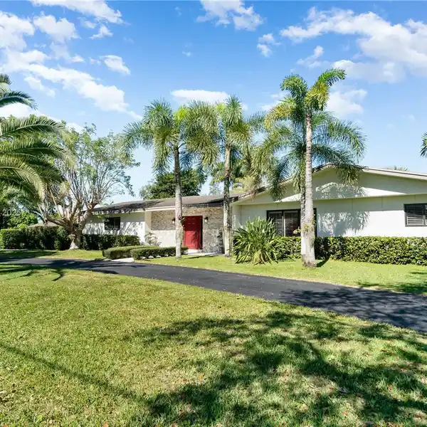 GATED REDLAND RETREAT DESIGNED FOR COMFORT & PRIVACY