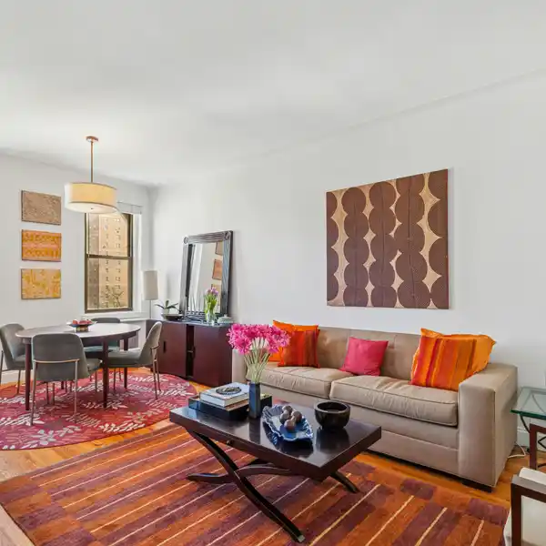 BEAUTIFULLY RENOVATED ONE-BEDROOM APARTMENT