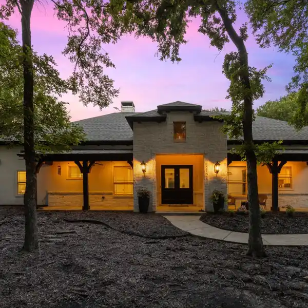 UNIQUE ESTATE ON SIX PICTURESQUE ACRES