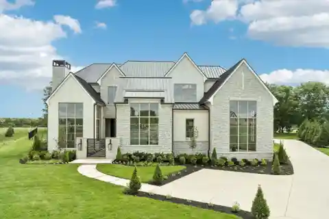 An Unparalleled Lifestyle in a Prestigious Community