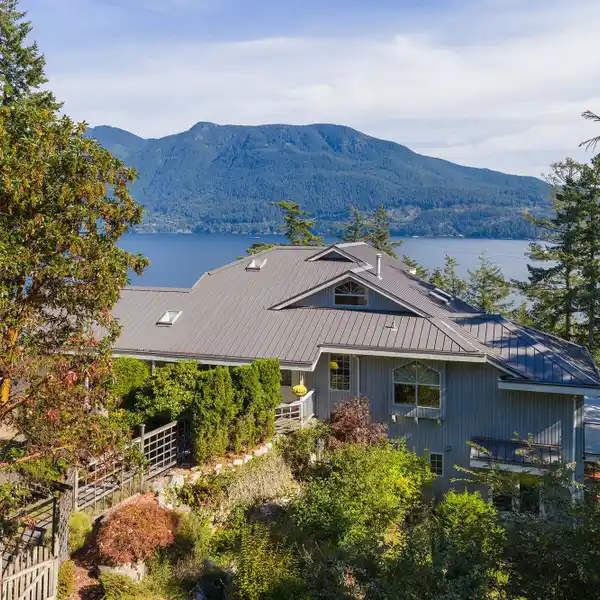SPACIOUS HOME WITH PANORAMIC OCEAN VIEWS