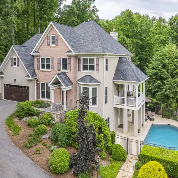 BEAUTIFUL HOME IN UPSCALE WHITE OAK PLANTATION