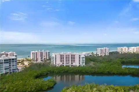 Light-Filled Gulf-View End Unit