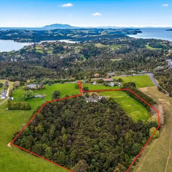 DUAL DWELLINGS ON PEACEFUL PRIVATE ACREAGE