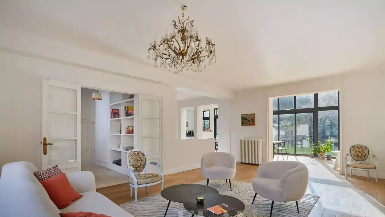 Renovated Mid-20th Century Property with Garden