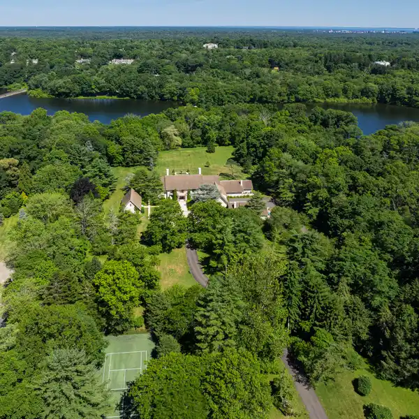 GATED EIGHT-ACRE SHOWCASE