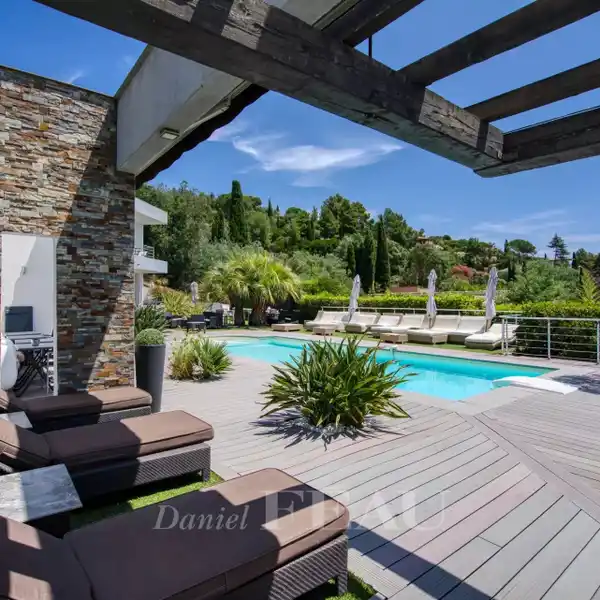 EXPANSIVE CONTEMPORARY PROPERTY IN PRIME LOCATION
