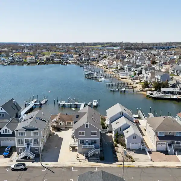 BEAUTIFUL FURNISHED WATERFRONT HOME