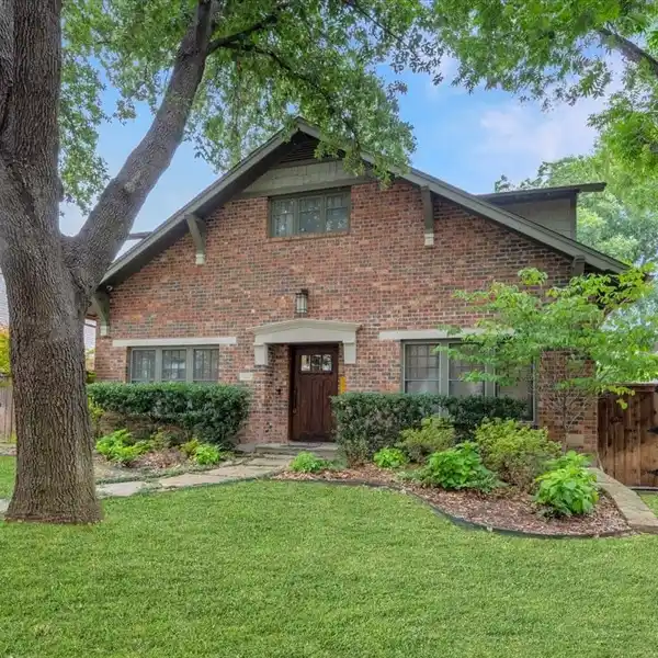 STUNNING HOME OFFERING ELEGANCE AND VERSATILITY