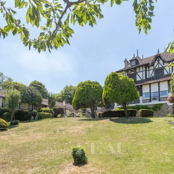 GORGEOUS AND VOLUMINOUS VILLA