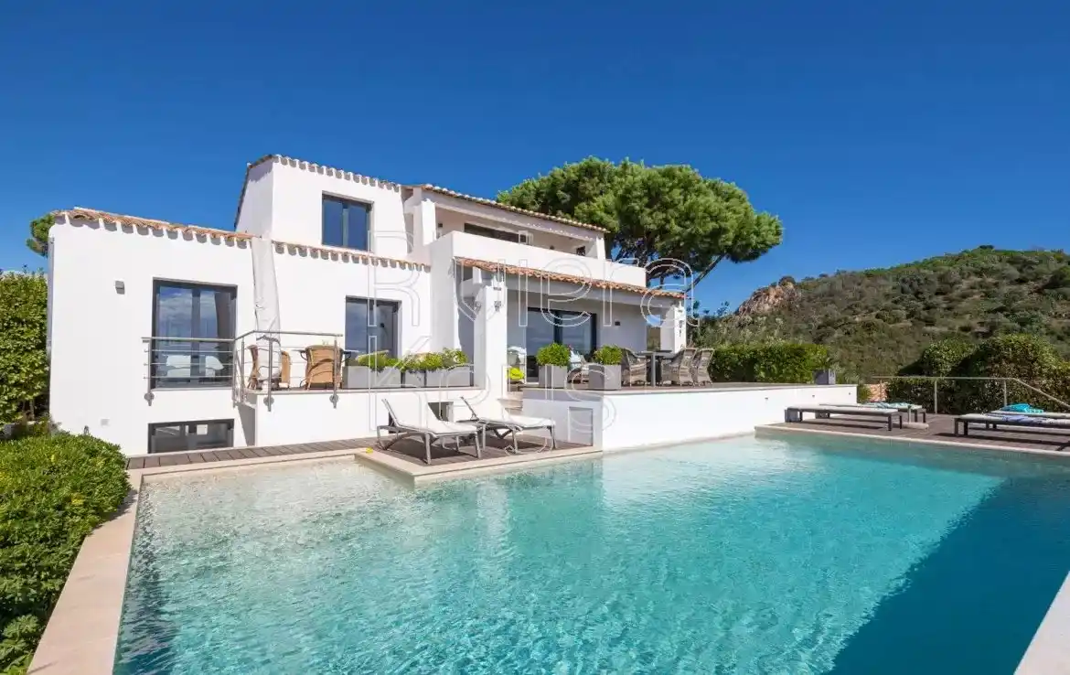 Modern Luxury Villa with Panoramic Mediterranean Views