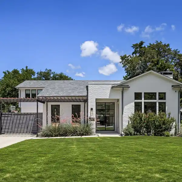 IMMACULATE AND MOVE-IN READY CUSTOM HOME