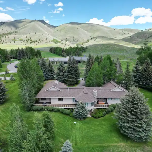 CUSTOM MOUNTAIN HOME IN STONEGATE