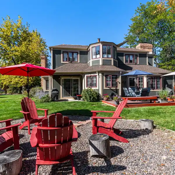 CHARMING HOME IN GUNBARREL GREENS