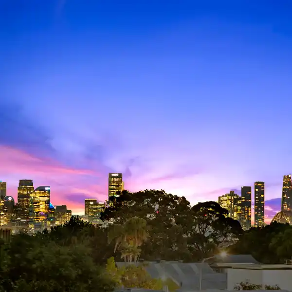 TOP-FLOOR ELEGANCE WITH LEAFY VIEWS AND PRIVACY