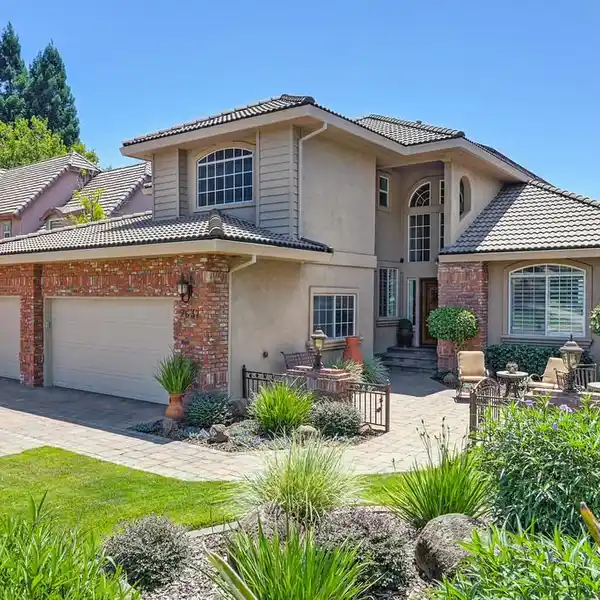 THOUGHTFUL DESIGN WITH TIMELESS QUALITY IN TREELAKE VILLAGE