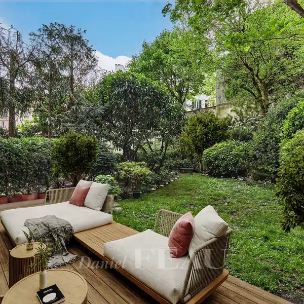 SPLIT-LEVEL APARTMENT WITH A HOUSE-LIKE FEEL