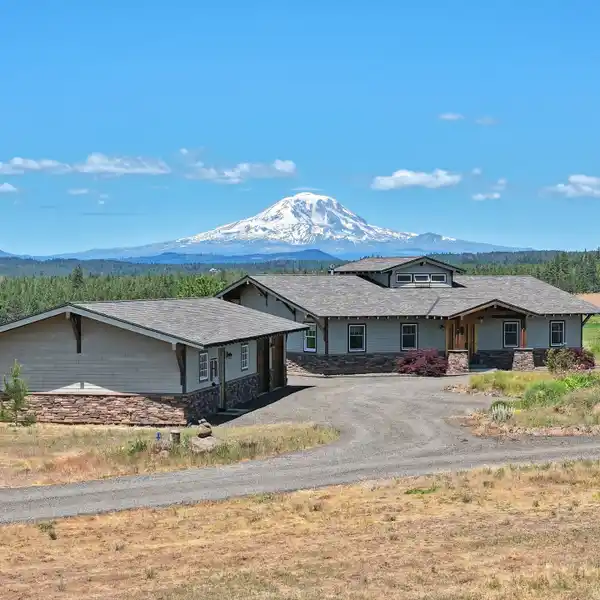 CUSTOM-BUILT PRAIRIE-STYLE ESTATE ON 40 ACRES