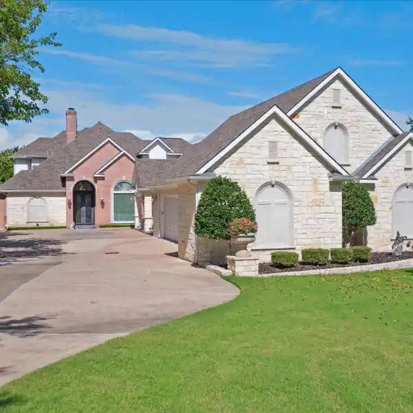 STUNNING PRIVATE LAKEFRONT ESTATE