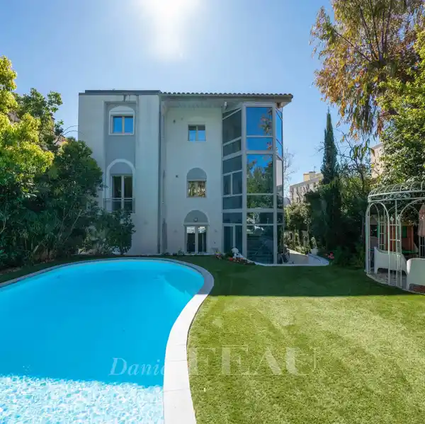 RENOVATED GEM NEAR THE SEA