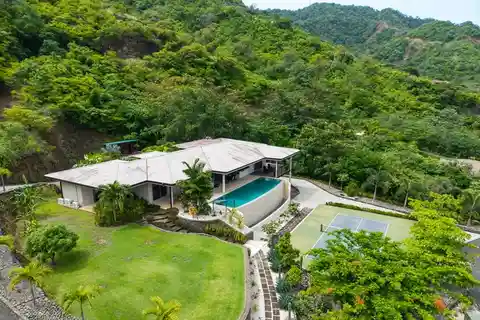 Casa Pickle on the Hill: Spacious Private Estate with Pickleball Court, Mature Gardens & Independent Guest Apartment
