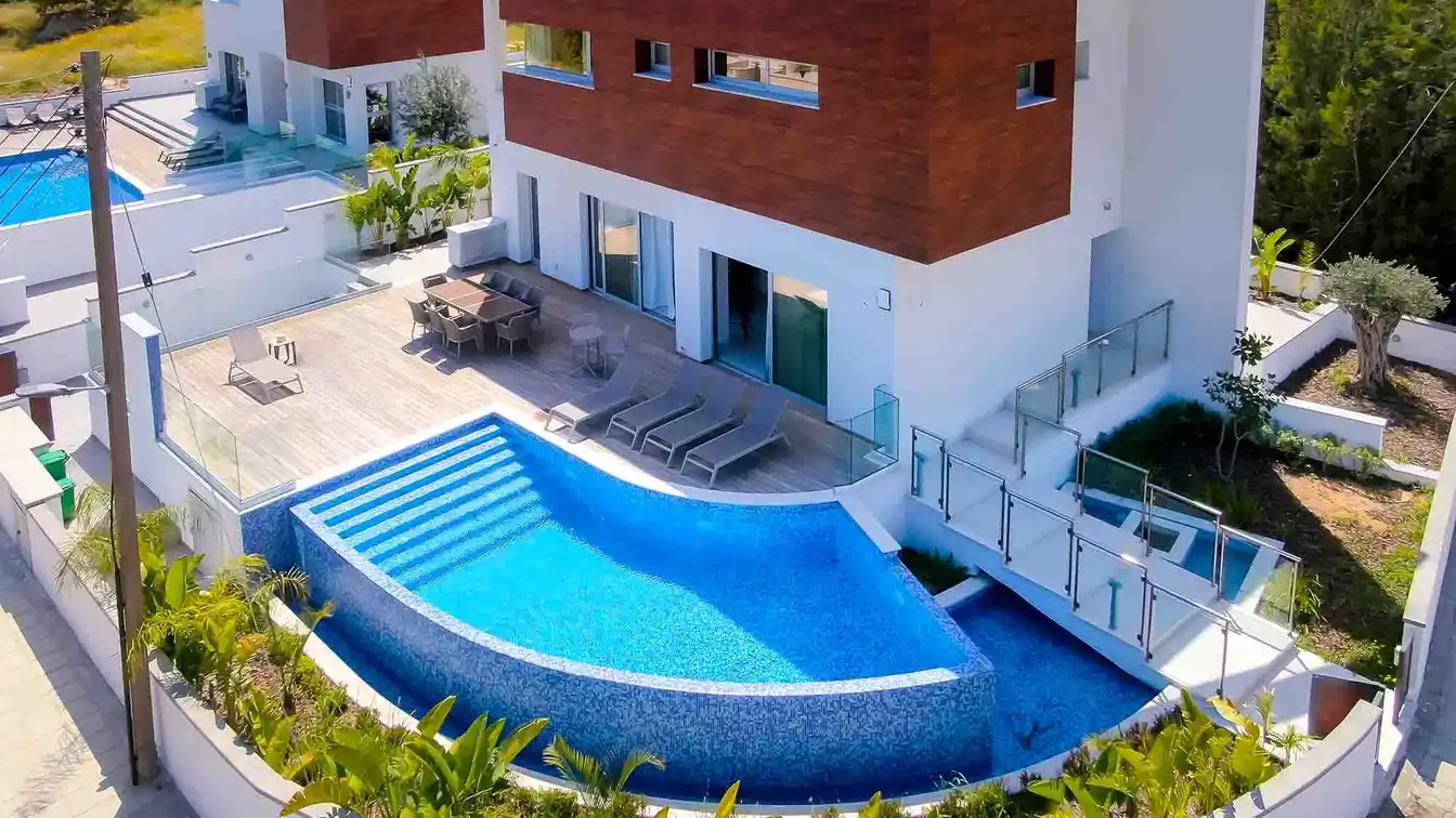 Exquisite Villa Situated in a Prestigious Area