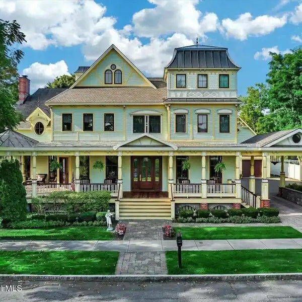 TIMELESS VICTORIAN STYLE WITH REFINED MODERN LIVING
