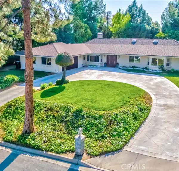 BEAUTIFUL SINGLE-LEVEL HOME IN SUNNY HILLS ESTATES
