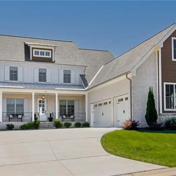 REFINED LIVING IN THE OAKS IN BROOKBERRY FARM